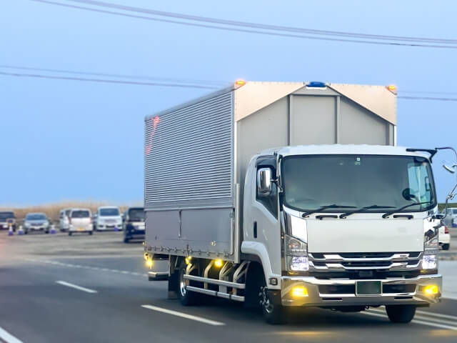 チャーター便の運送とは？貸切型輸送の特徴を整理