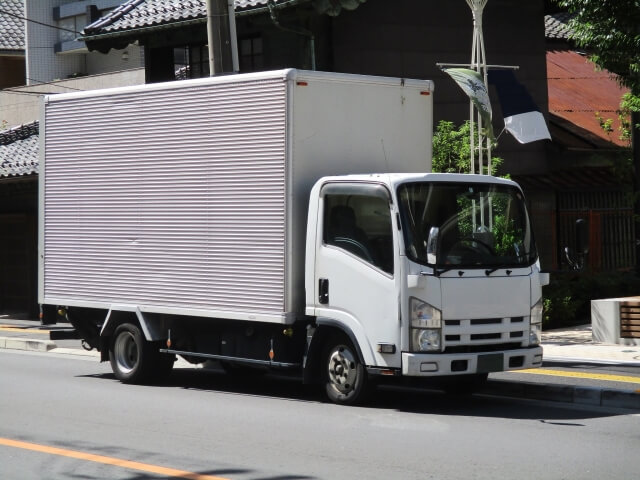 ルート配送とは？スポット便やチャーター便との違い